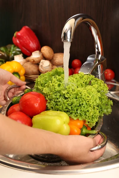 Ruce mytí zeleniny — Stock fotografie