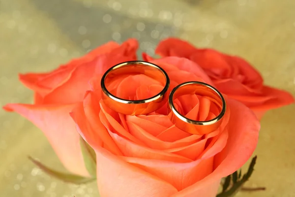 A csokor esküvői Jegygyűrűk — Stock Fotó