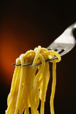 Spagetti çatalı üzerinde