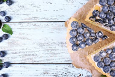ahşap masa üzerinde yaban mersini ile lezzetli ev yapımı pasta