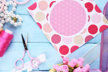 Scrapbooking craft malzemeleri renk ahşap zemin üzerinde