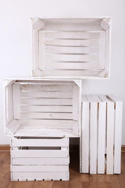 Oda boş tahta kasalarda