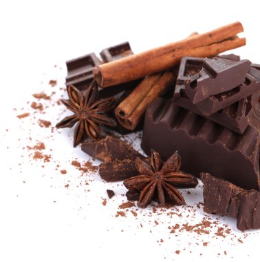 çikolata üzerinde beyaz izole baharatlar ile kırık