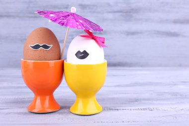 Çift yumurta yumurta CUPS gri ahşap zemin üzerinde