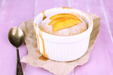 ahşap masa üzerinde taze şeftali ile lezzetli mini kek