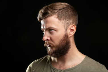 Sakallı yakışıklı adam