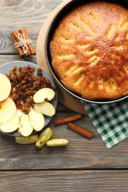 Ev yapımı elmalı turta.