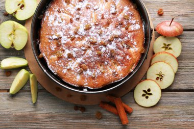 Ev yapımı elmalı turta.