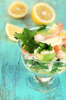 Karides ve avokado salatası.