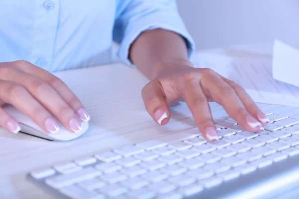 Hand haltende Computermaus — Stockfoto