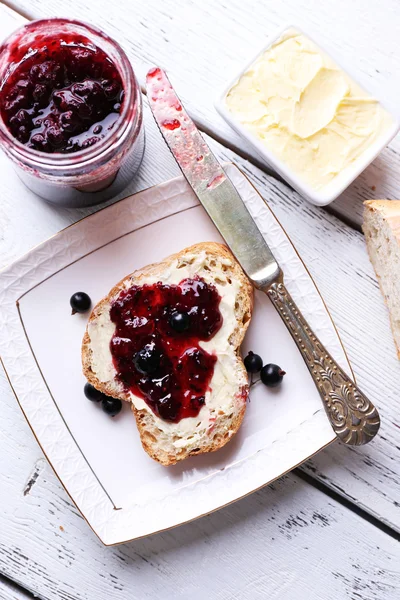 Taze ekmek tereyağı ile — Stok fotoğraf