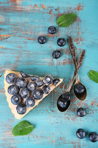 Smakelijk zelfgemaakte taart met bosbessen op houten tafel — Stockfoto