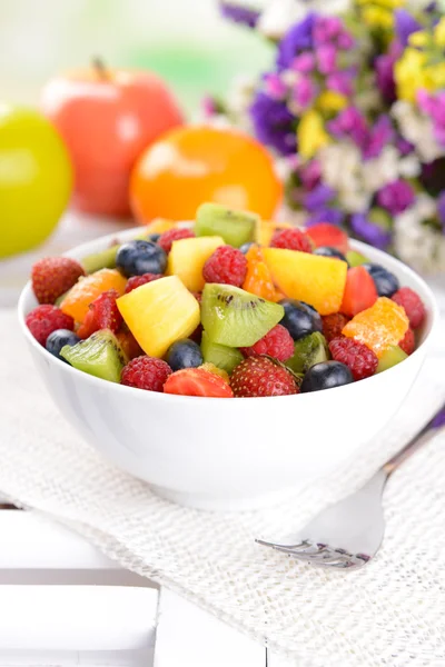 Deliciosa ensalada de frutas en plato en primer plano de mesa —  Fotos de Stock