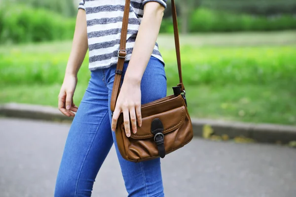 Дівчина з сумкою над плечем на відкритому повітрі — стокове фото