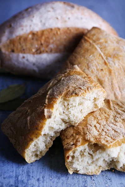 Ahşap zeminde taze pişmiş ekmek — Stok fotoğraf