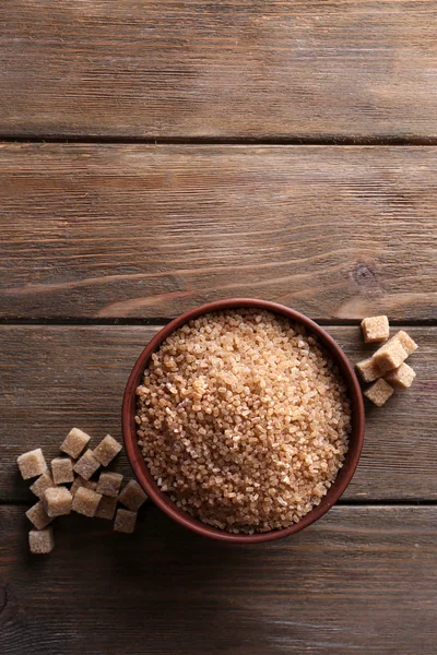 Kostki brązowy cukier i cukier kryształ miski na drewniane tła — Zdjęcie stockowe