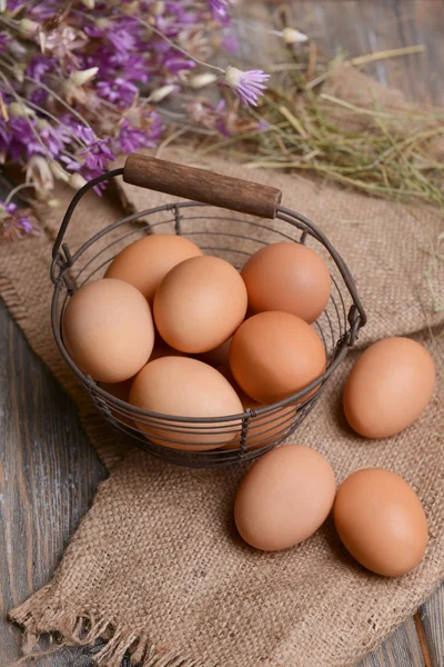 Ovos em cesta de vime — Fotografia de Stock