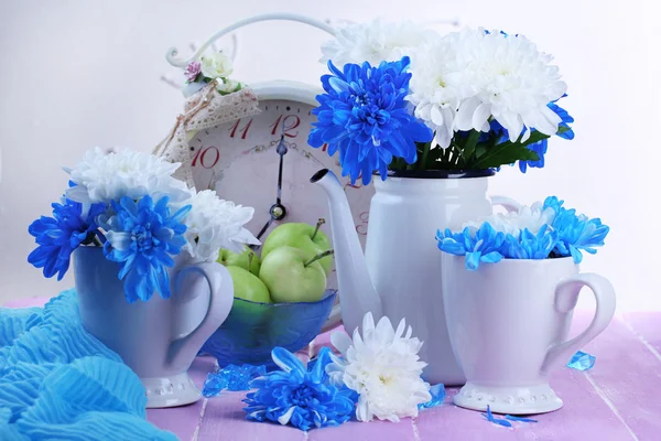 Состав белого и синего хризантемы и посуды крупным планом — стоковое фото