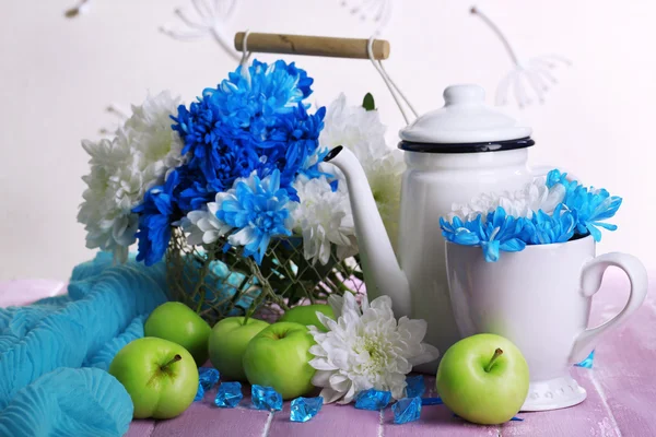 Composition of white and blue chrysanthemum and utensil close-up — Stock Photo, Image