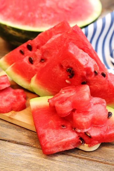 Čerstvé plátky melounu na stole, venku — Stock fotografie