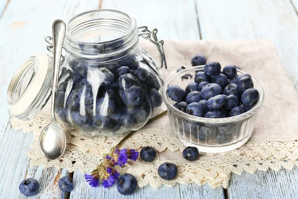 Bleuets frais sur table en bois — Photo