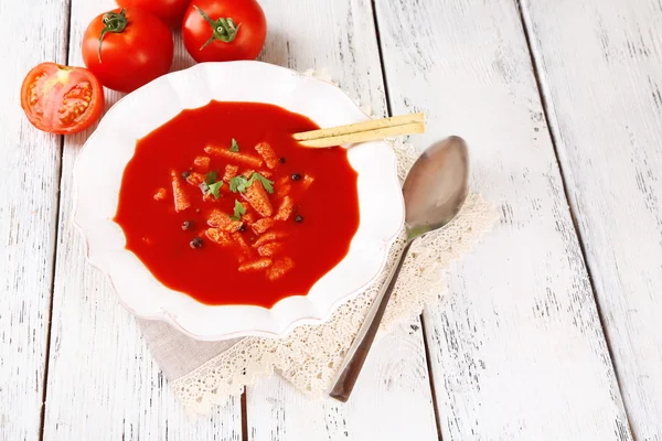 Smakelijke tomatensoep met croutons op tabel close-up — Stockfoto