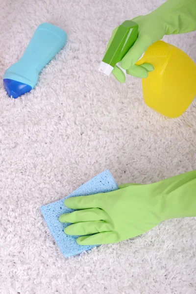 Cleaning carpet with cloth and  sprayer close up — Stock Photo, Image