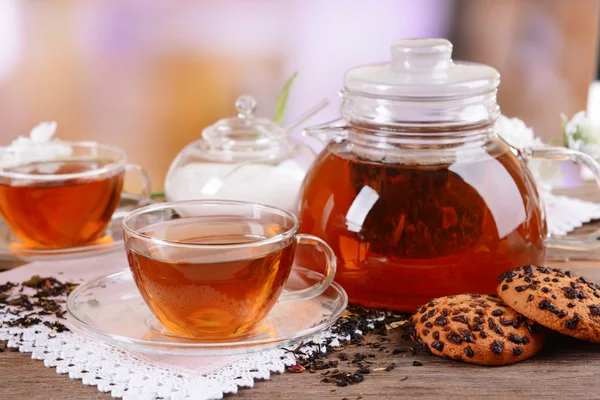 Çaydanlık ve bardak çay tablo üzerinde açık renkli — Stok fotoğraf