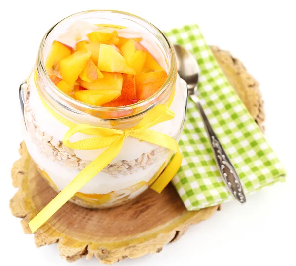 健康-酸奶鲜桃和牛奶什锦早餐孤立在白色的木托盘上的玻璃罐子里 — 图库照片