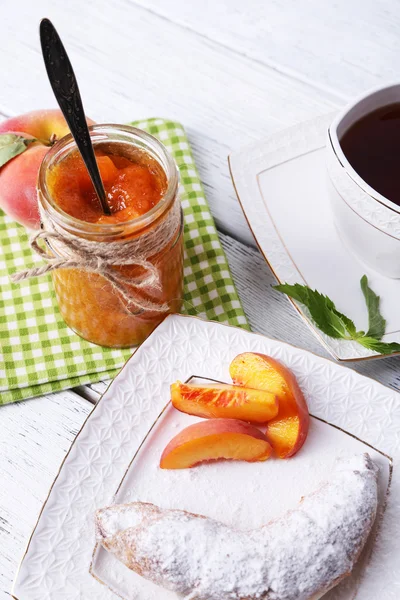 Light breakfast with cup of tea and homemade jam on wooden table — Stock Photo, Image