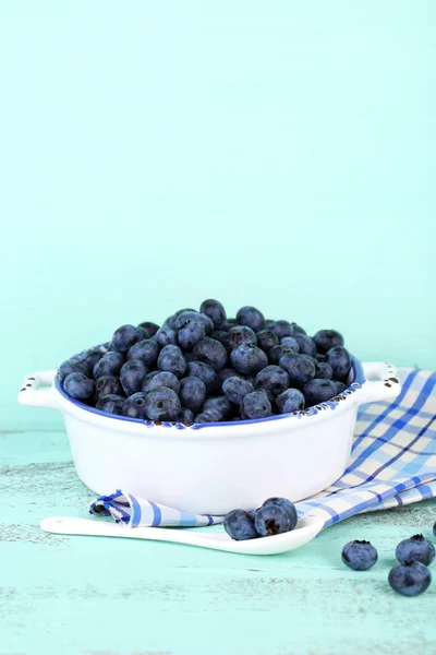 美味成熟的蓝莓在碗里，木制的桌子上 — 图库照片