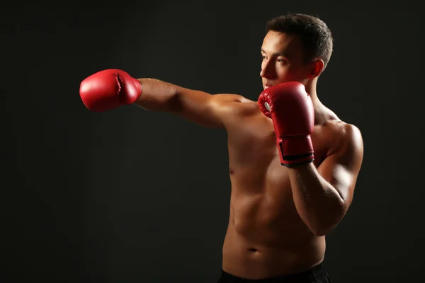 ハンサムな若い筋肉のスポーツマン — ストック写真
