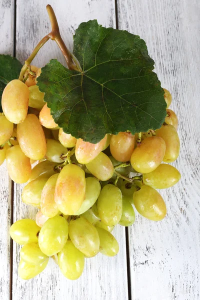 Bando de uvas no fundo de madeira — Fotografia de Stock