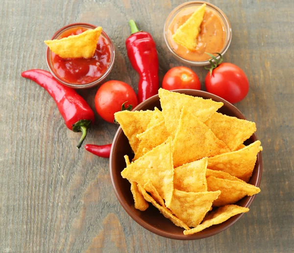 Välsmakande nachos i skål — Stockfoto