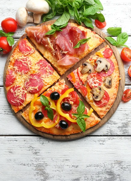 Leckere Pizza auf dem Tisch — Stockfoto