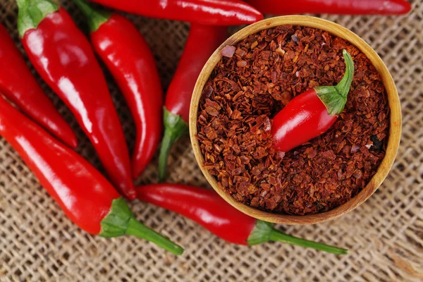 Őrölt piros chili paprika tál ezerkétszázhatvan háttér — Stock Fotó