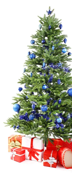 Árbol de Navidad y regalos aislados en blanco — Foto de Stock