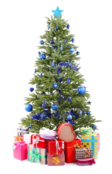 Weihnachtsbaum und Geschenke isoliert auf weiß — Stockfoto