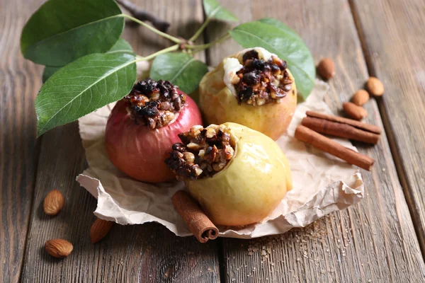 Bratäpfel auf dem Tisch aus nächster Nähe — Stockfoto