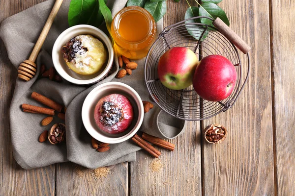 Manzanas al horno en cuencos en la mesa de cerca —  Fotos de Stock