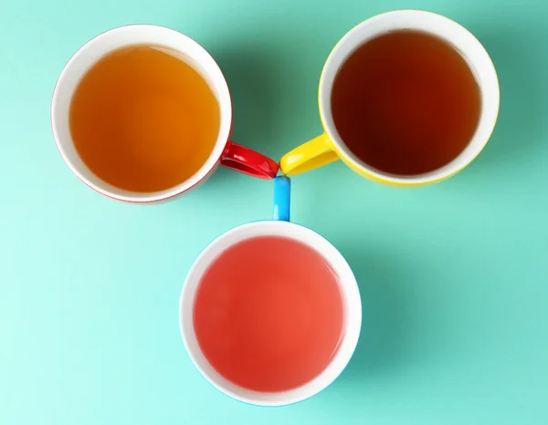 Ассортимент чая на цветном фоне — стоковое фото
