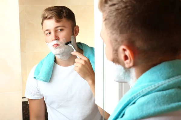 Young man shaving — Stock Photo, Image