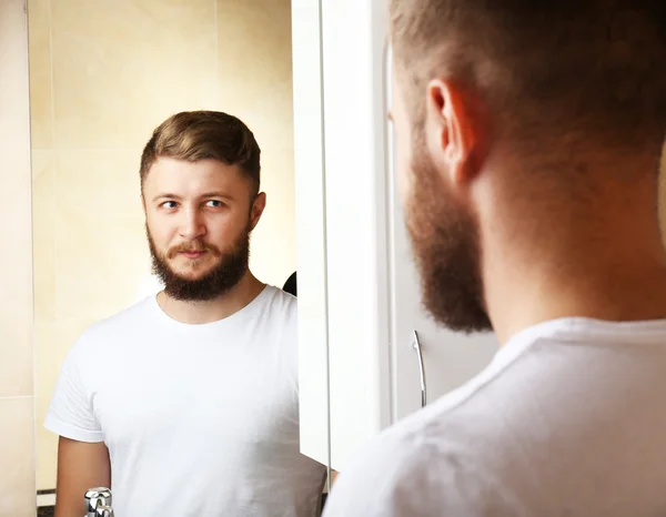 Young man shaving — Stock Photo, Image