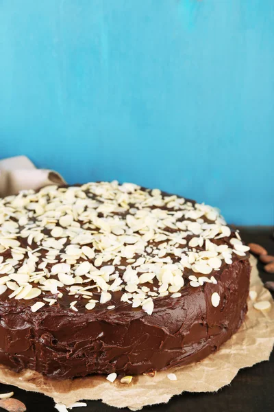 Leckerer Schokoladenkuchen mit Mandeln, auf altem Holztisch — Stockfoto