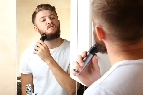 Young man shaving — Stock Photo, Image