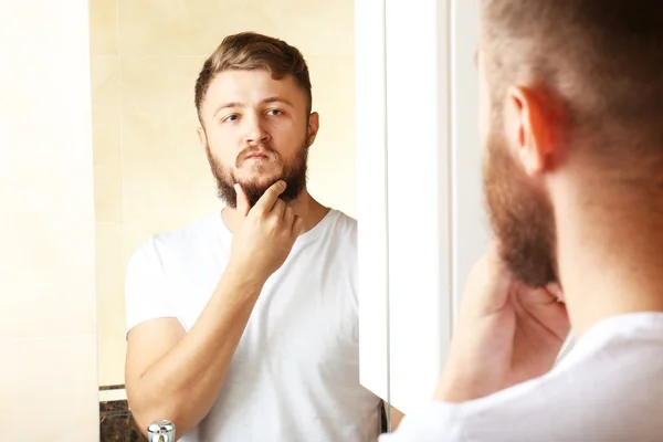 Joven afeitándose — Foto de Stock