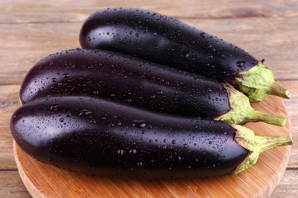 Aubergine på skärbräda — Stockfoto