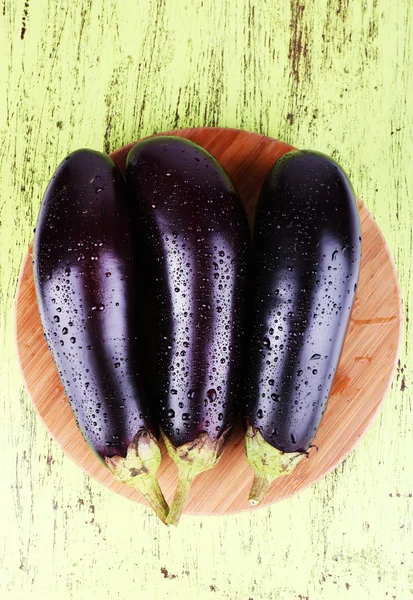 Kesme tahtası üzerinde patlıcan — Stok fotoğraf