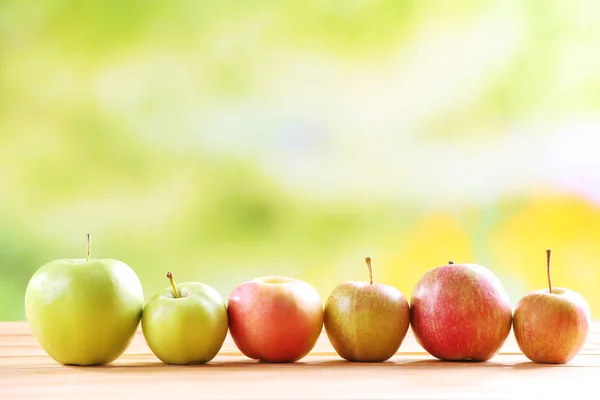 Appels in rij — Stockfoto