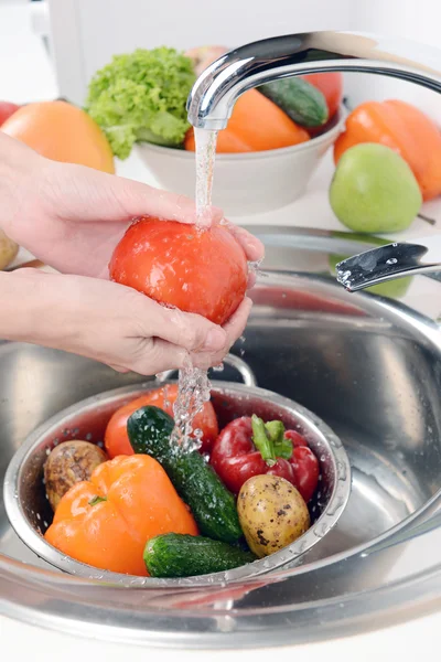 Washing fruits and vegetables — Stock Photo, Image